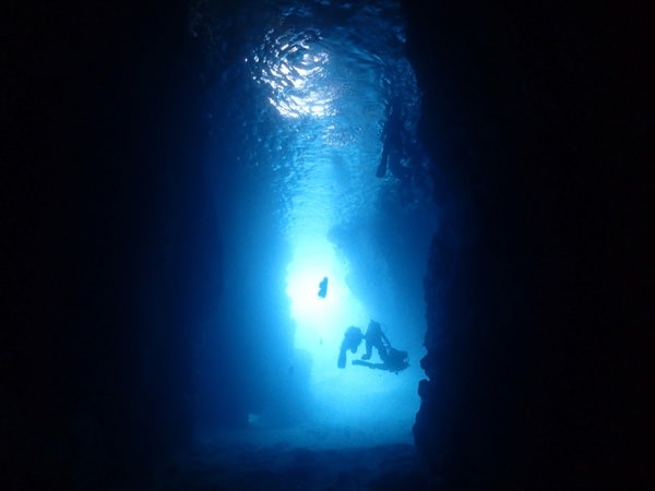 青の洞窟を探検！ photo by そとあそび